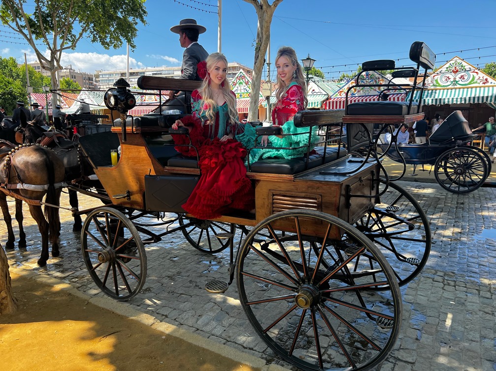 Leurs Altesses Royales les Princesses Maria Carolina et Maria Chiara de Bourbon des Deux Siciles à la Foire de Séville 2022 Leurs Altesses Royales les Princesses Maria Carolina et Maria Chiara de Bourbon des Deux Siciles à la Foire de Séville 2022